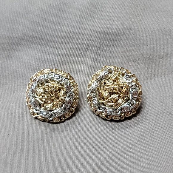 Vintage 40s/50s round clip-on earrings with gold and silver-tone filigree design - Picture 11 of 11